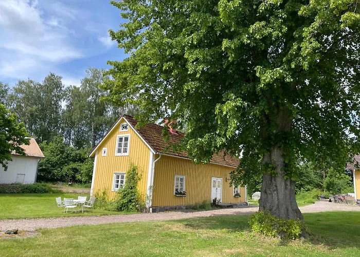 Trevligt Eget Hus Med Kakelugn I Lantlig Miljoe