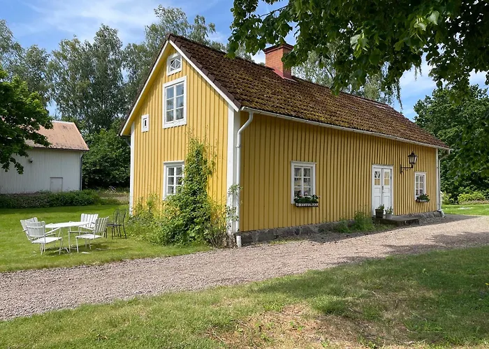 Trevligt Eget Hus Med Kakelugn I Lantlig Miljoe